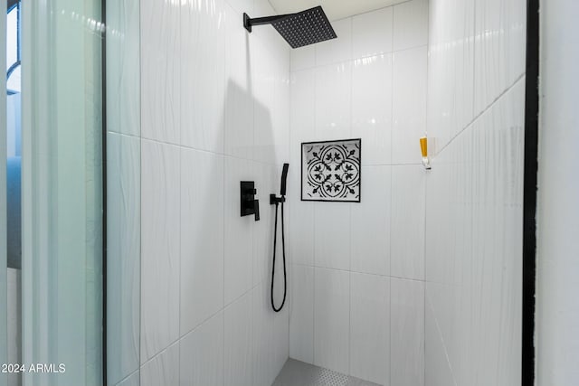 room details featuring a tile shower