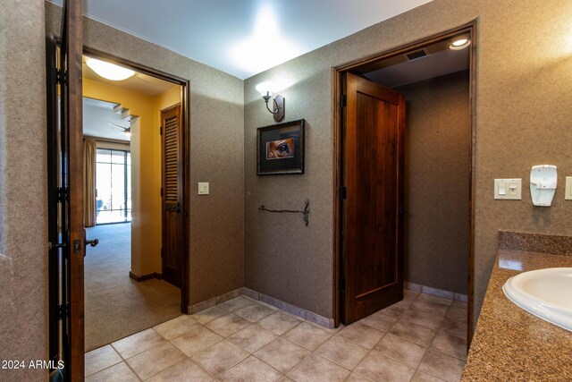 unfurnished room featuring ceiling fan and carpet flooring