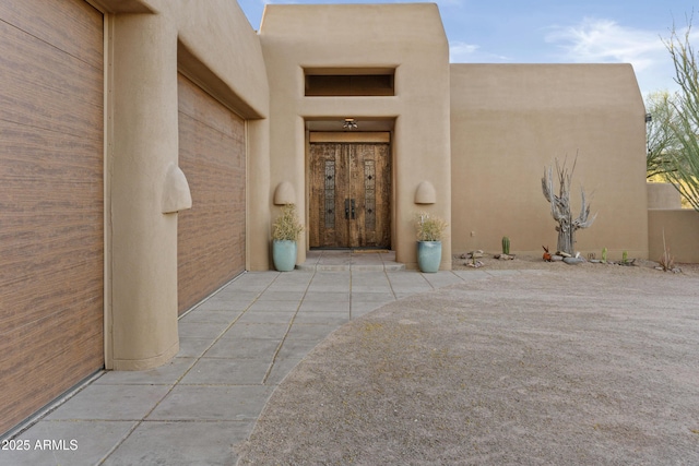 property entrance featuring stucco siding