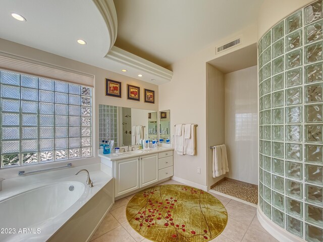 laundry area featuring light tile patterned flooring, sink, washer and dryer, and cabinets