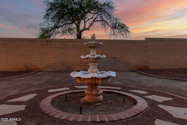 8450 S Stephanie Ln, Tempe, AZ 85284 - view of yard at dusk