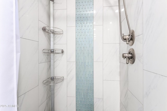 bathroom featuring a tile shower