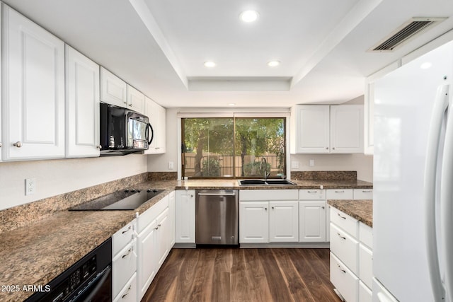 kitchen featuring visible vents, dark wood-type flooring, recessed lighting, a sink, and black appliances