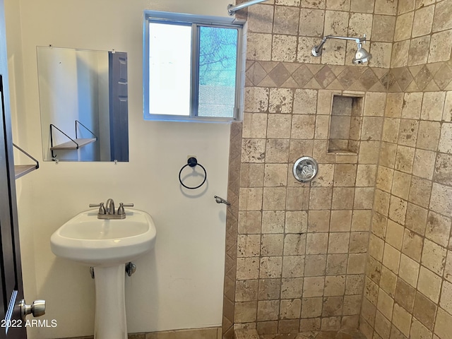 4213 N Westview Dr, Phoenix, AZ 85015 - bathroom with tiled shower