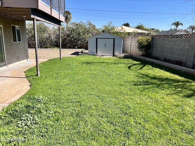 4213 N Westview Dr, Phoenix, AZ 85015 - view of yard featuring a storage unit and an outdoor structure