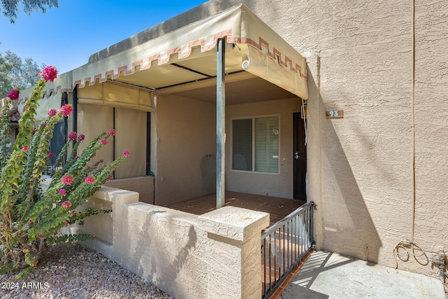 property entrance with stucco siding