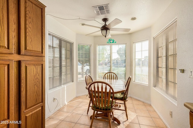 sunroom with ceiling fan