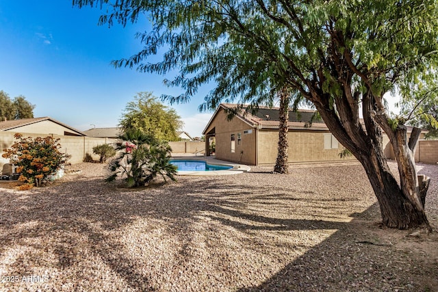 view of yard featuring a fenced in pool