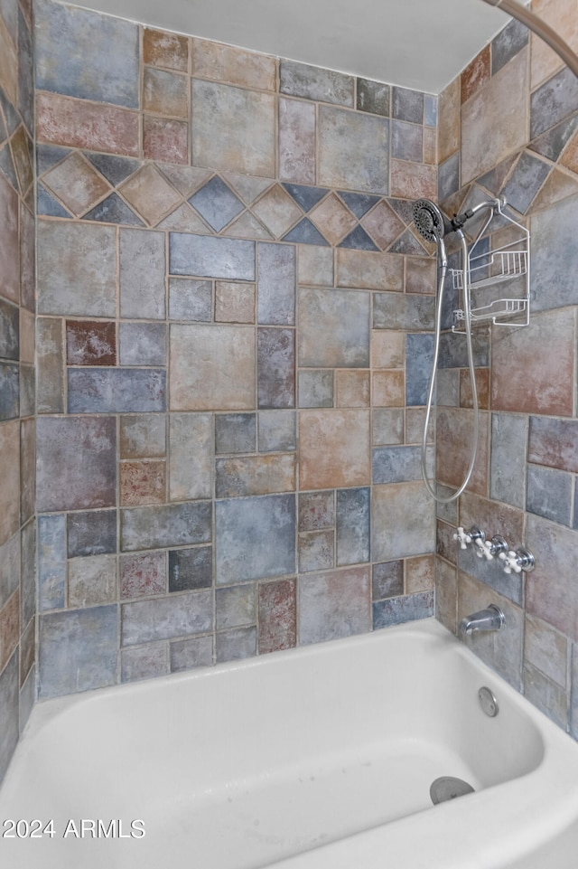 bathroom featuring tiled shower / bath