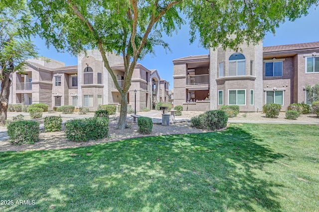 view of property's community featuring a yard