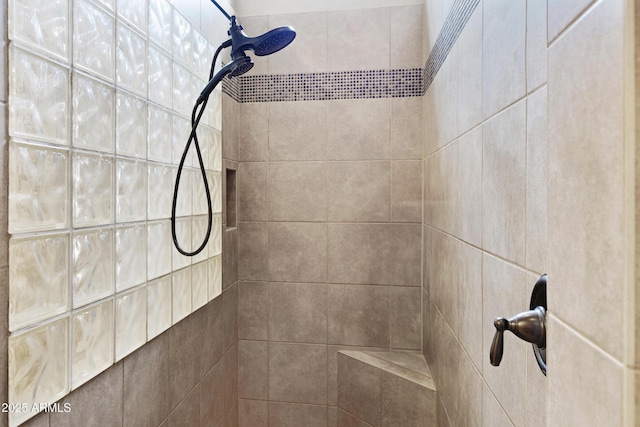 room details featuring a tile shower