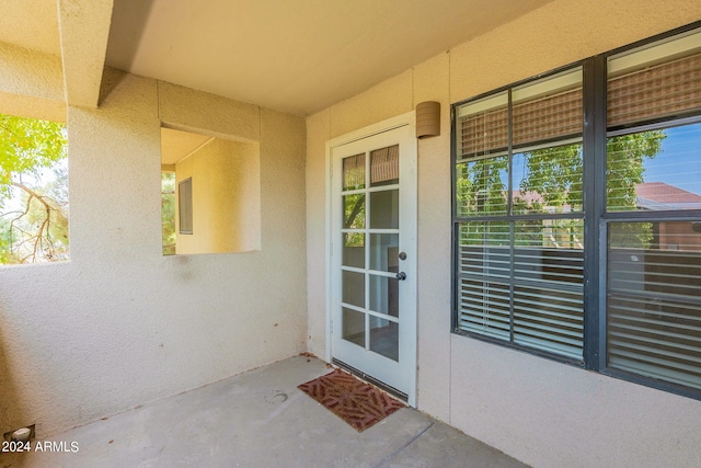 property entrance featuring a balcony