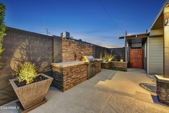 4610 N 14th Ave, Phoenix, AZ 85013 - fenced backyard with an outdoor kitchen and a patio area