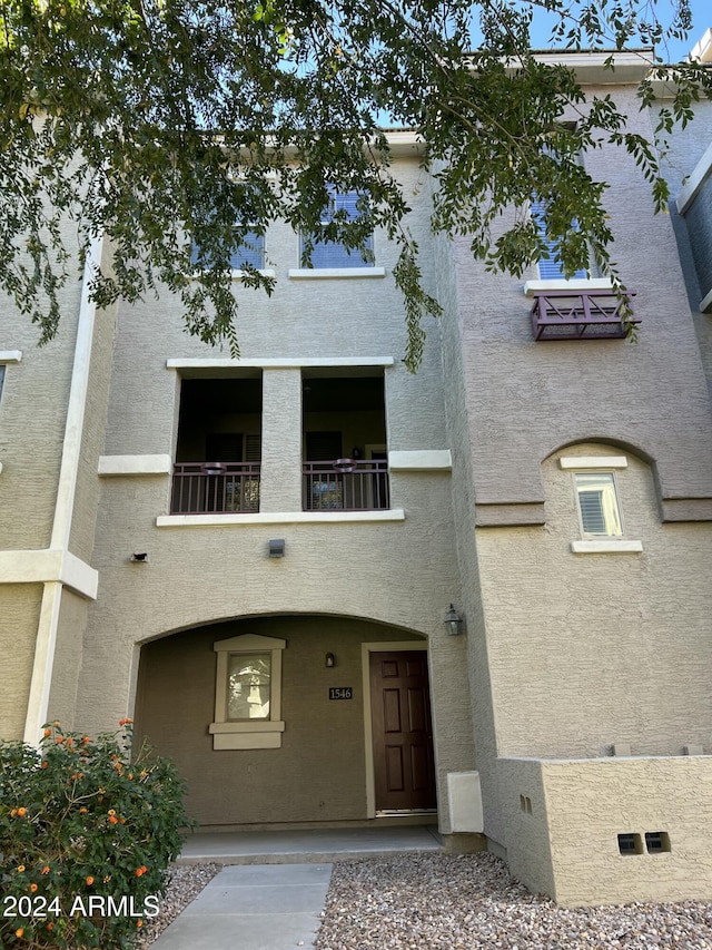 view of front facade featuring a balcony