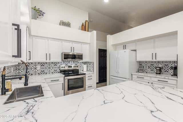 756 E Appaloosa Rd, Gilbert, AZ 85296 - kitchen featuring stainless steel appliances, a sink, decorative backsplash, white cabinets, and high vaulted ceiling