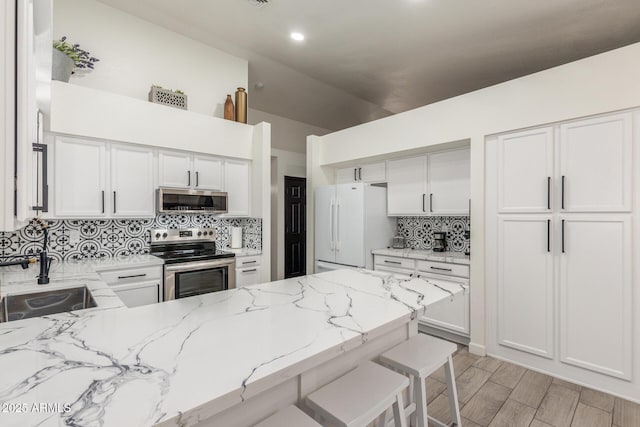 756 E Appaloosa Rd, Gilbert, AZ 85296 - kitchen with stainless steel appliances, a sink, decorative backsplash, lofted ceiling, and a peninsula