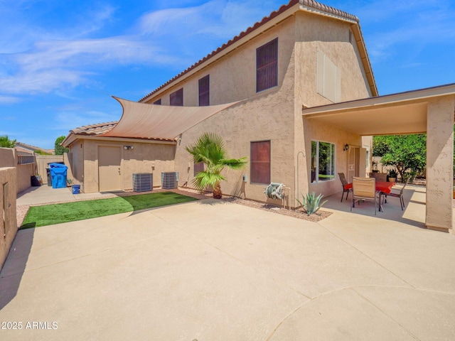 981 N Quail Ln, Gilbert, AZ 85233 - back of property with a patio area, stucco siding, and a tiled roof