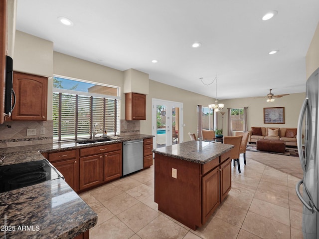 981 N Quail Ln, Gilbert, AZ 85233 - kitchen featuring stainless steel appliances, plenty of natural light, a center island, backsplash, and recessed lighting