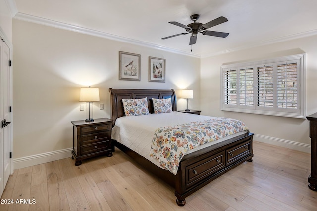 bedroom featuring light hardwood / wood-style floors, ceiling fan, and crown molding