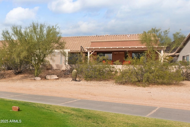 5552 S Feather Bush Ct, Gold Canyon, AZ 85118 - view of front of home featuring stucco siding, fence, and a tile roof