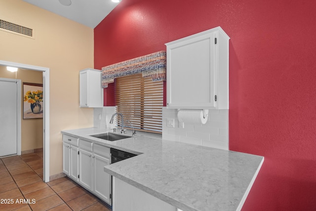 5552 S Feather Bush Ct, Gold Canyon, AZ 85118 - kitchen featuring a sink, visible vents, white cabinets, and light countertops