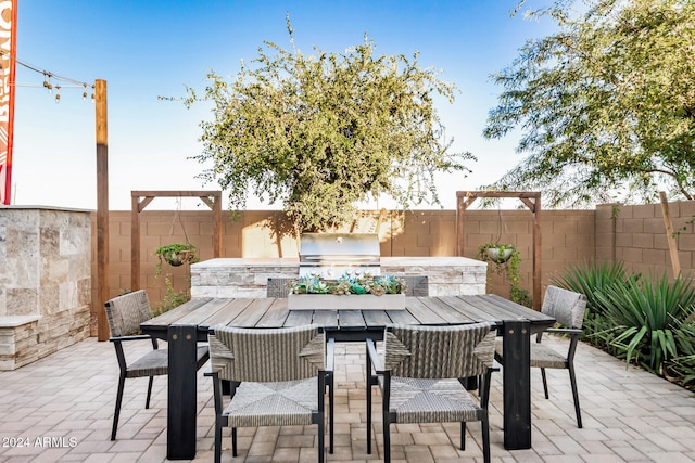 view of patio featuring an outdoor kitchen and area for grilling