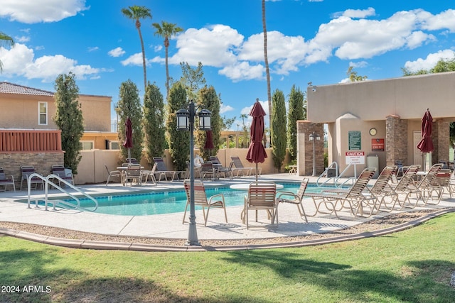 view of swimming pool featuring a patio