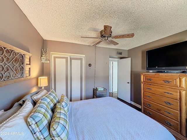 bedroom featuring ceiling fan, a closet, and a textured ceiling