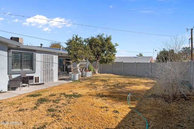 view of yard featuring a patio