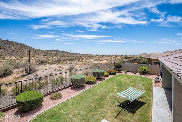 view of yard featuring a mountain view