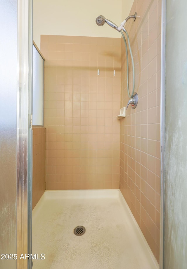 bathroom featuring tiled shower