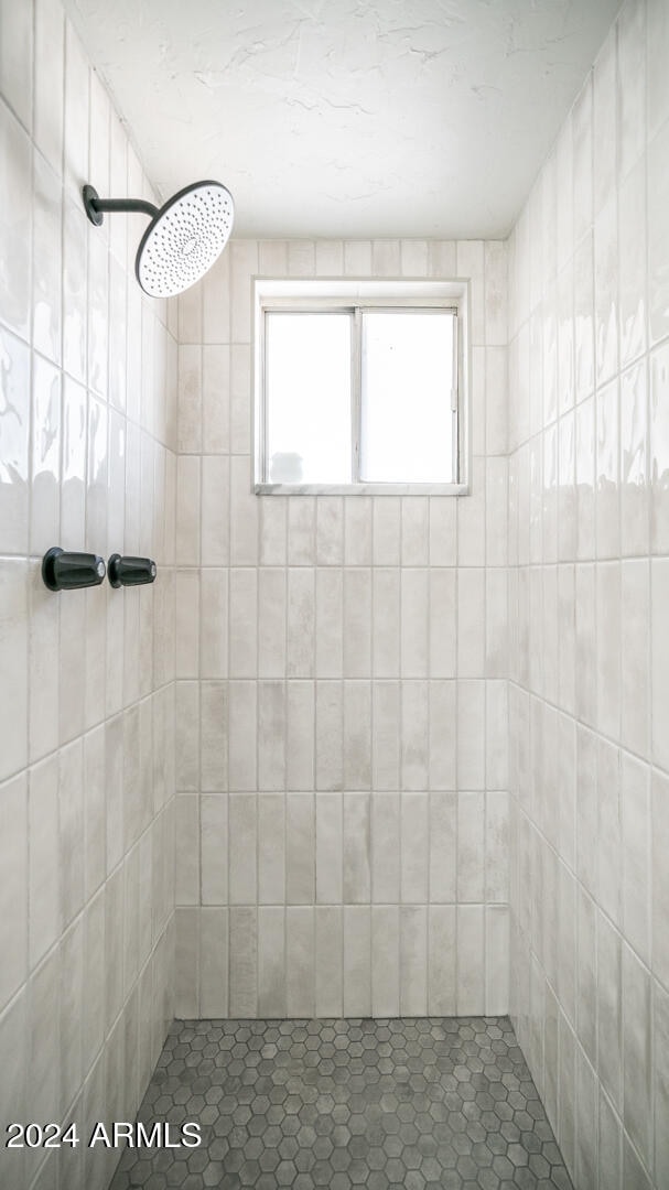 bathroom featuring a tile shower