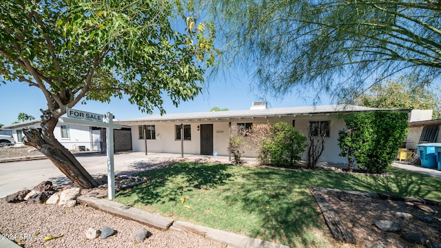 ranch-style house featuring a front yard