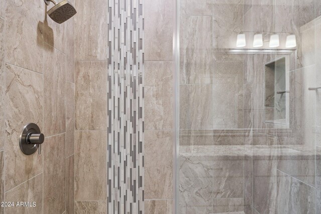 bathroom featuring a tile shower