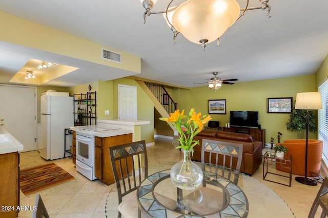 dining room with ceiling fan