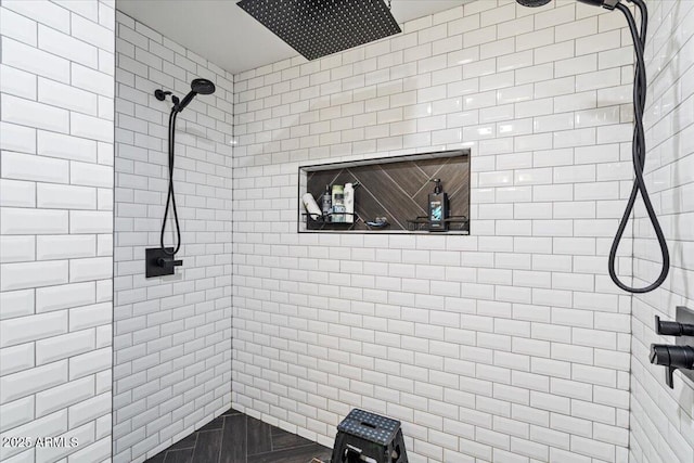 bathroom featuring tiled shower