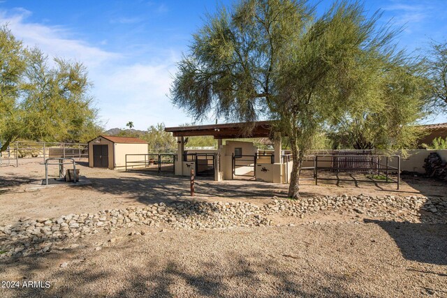 view of yard featuring an outdoor structure