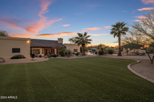 view of yard at dusk