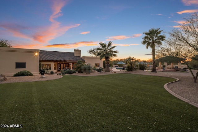 view of yard at dusk