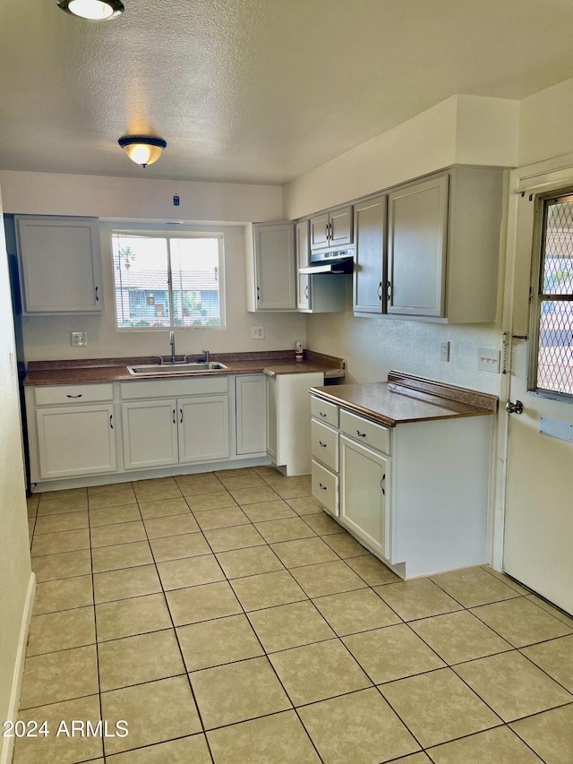 5522 E Colby St, Mesa, AZ 85205 - kitchen with plenty of natural light, light tile patterned floors, under cabinet range hood, and a textured ceiling