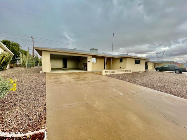 single story home with a carport