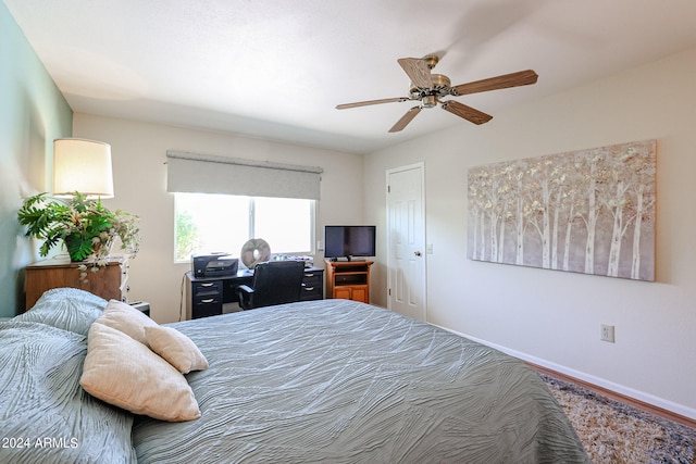 bedroom featuring ceiling fan