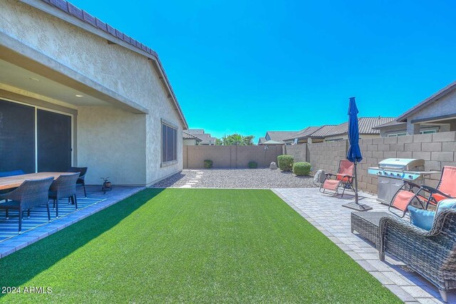 view of yard featuring a patio area