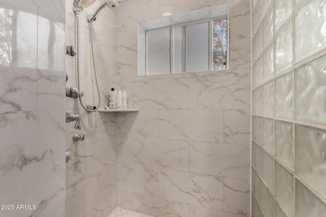 106 E Echo Ln, Phoenix, AZ 85020 - full bathroom featuring tiled shower