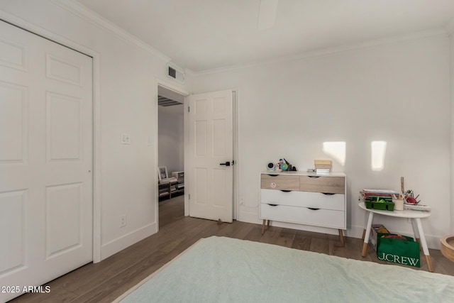 106 E Echo Ln, Phoenix, AZ 85020 - bedroom featuring ornamental molding, baseboards, visible vents, and wood finished floors