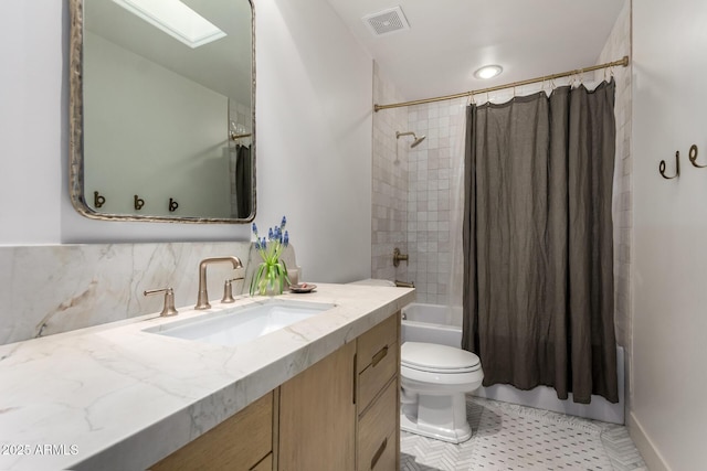106 E Echo Ln, Phoenix, AZ 85020 - bathroom featuring toilet, vanity, shower / tub combo with curtain, visible vents, and tile patterned flooring