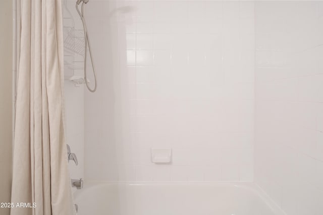 bathroom view of shower / tub combo with curtain