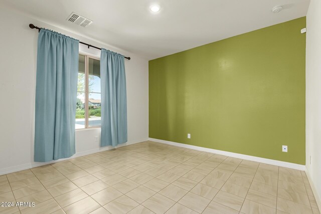 unfurnished room featuring light tile patterned flooring