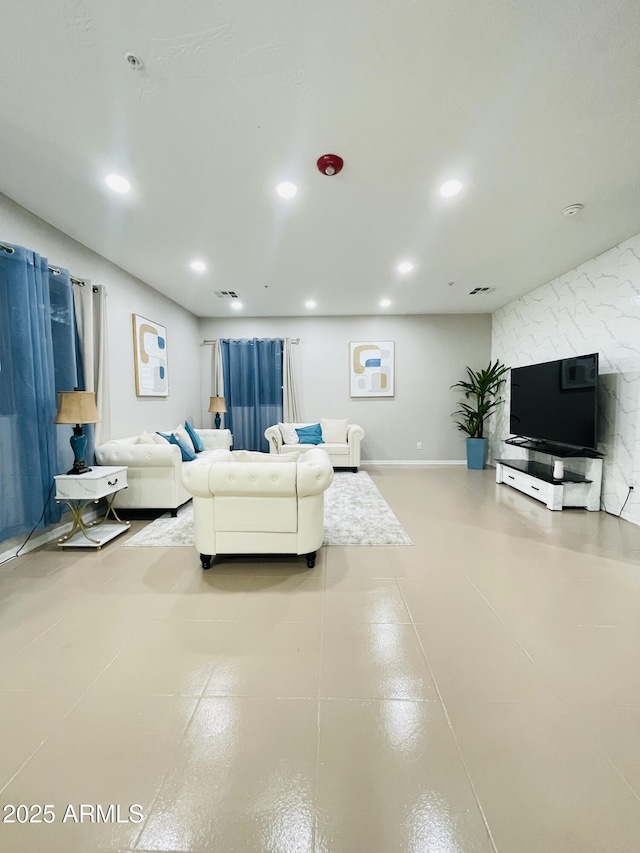 7136 N 73rd Dr, Glendale, AZ 85303 - living area featuring baseboards and recessed lighting