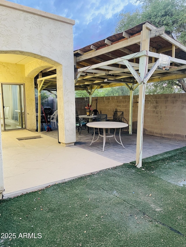 7136 N 73rd Dr, Glendale, AZ 85303 - view of patio / terrace featuring fence
